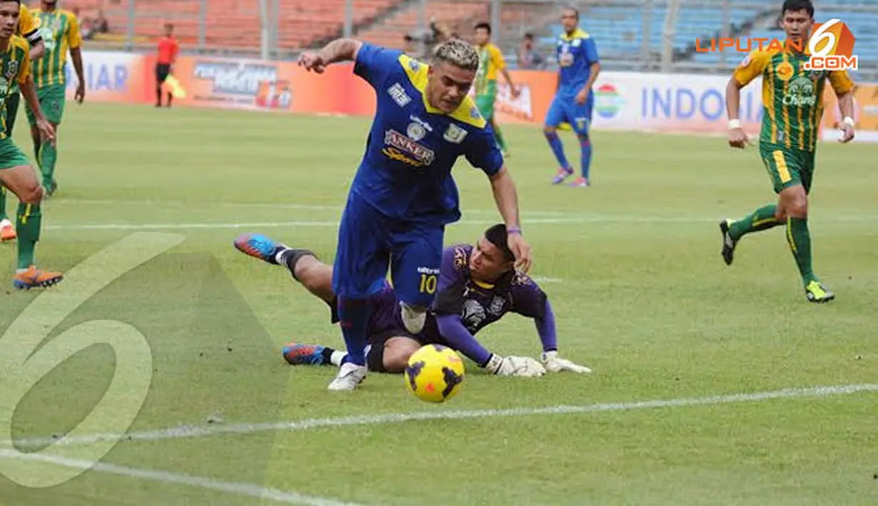 Pasukan Suharno tersebut mencukur klub asal Thailand Army United dengan skor 6-1. terlihat Cristian Gonzales (Arema Cronus) mendapat tackling keras dari kiper United Army Thailand Udomsak Patcham. (Liputan6.com/Helmi Fithriansyah)