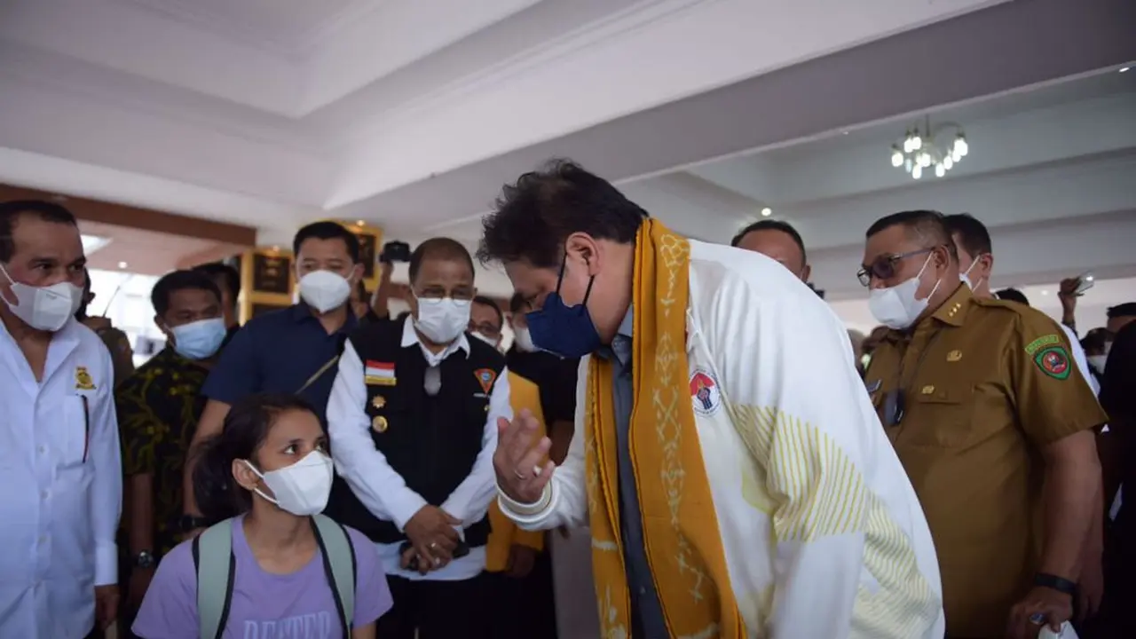 Airlangga Kembali Tinjau Pelaksanaan Vaksinasi di Wilayah Timur Indonesia