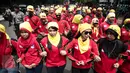 Massa long march menuju Istana Negara dengan membawa spanduk dalam Aksi Nasional Gema Demokrasi di Jakarta, Sabtu (21/5). Aksi Nasional Gema Demokrasi ini untuk memperingati 18 Tahun Reformasi yang jatuh pada 21 Mei.(Liputan6.com/Faizal Fanani)
