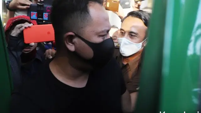 7 Potret Vicky Prasetyo Digiring ke Dalam Mobil Tahanan, Tetap Tegar