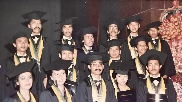 Foto kenangan saat Presiden Jokowi diwisuda di UGM Yogyakarta. (Foto: Dok. Instagram @jokowi)