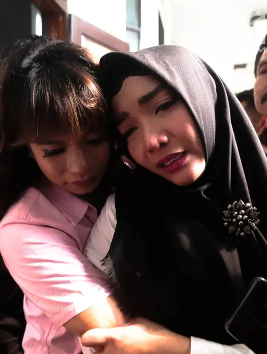 Terdakwa kasus penyalahgunaan narkotika Roro Fitria menangis usai menjalani sidang putusan di PN Jakarta Selatan, Kamis (18/10). Roro di hukum pidana selama 4 tahun dan denda sebesar Rp 800 Juta dan subsider selama 3 bulan. (Liputan6.com/Faizal Fanani)