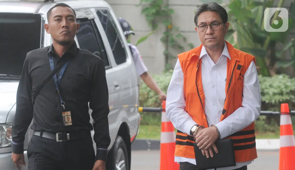 Mantan Anggota DPR F-PAN Sukiman tiba untuk pemeriksaan di gedung KPK, Jakarta, Kamis (14/11/2019). Sukiman diperiksa sebagai tersangka terkait penerimaan suap untuk meloloskan alokasi dana perimbangan di APBN-P 2017 dan APBN 2018 untuk Kab. Pegunungan Arfak, Papua Barat. (merdeka.com/Dwi Narwoko)