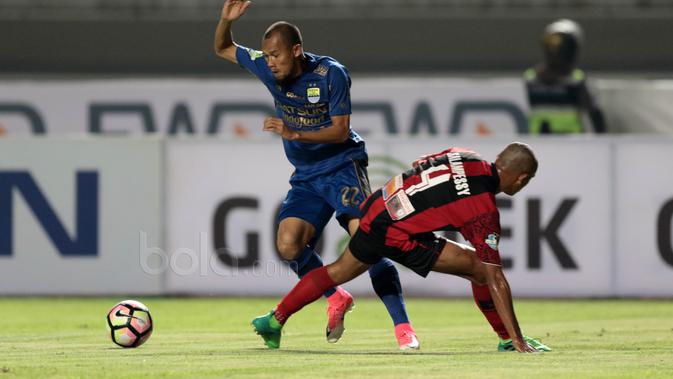 Aksi pemain Persib Bandung, Supardi mengecoh pemain Persipura Jayapura, Ricardo Salampessy pada lanjutan Liga 12017 di Stadion GBLA, Bandung, Minggu (7/5/2017). Persib menang 1-0. (Bola.com/Nicklas Hanoatubun)