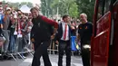 Pelatih Jurgen Kloop tersenyum saat tiba di hotel tim di Kiev, Ukraina, (24/5). Liverpool akan bertanding melawan Real Madrid di Final Liga Champions pada 26 Mei di stadion Olympiyski di Kiev. (AP Photo/Sergei Grits)