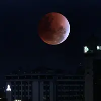 Penampakan gerhana bulan atau super blue blood moon di Jakarta (31/1/2018). Foto diambil dengan teknik multiple exposure. (Bambang E. Ros/Bintang.com)