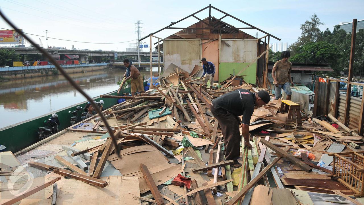 20160223-Sebelum Eksekusi, Warga Kalijodo Mulai Bongkar Bangunannya Sendiri