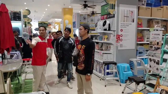 Salah seorang karyawan ACE Citimall Garut, tengah menjelaskan sekaligus menunjukan ragam barang kebutuhan yang diharapkan pengunjung. (Liputan6.com/Jayadi Supriadin)