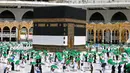 Jemaah mengelilingi Kabah pada awal musim haji di Masjidil Haram, Mekkah, Arab Saudi, Sabtu (17/7/2021). Jumlah jemaah yang akan melaksanakan ibadah haji tahun ini sebanyak 60 ribu. (AFP)