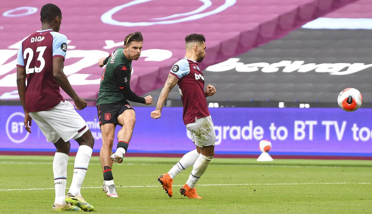 Pemain Aston Villa, Jack Grealish, mencetak gol ke gawang West Ham United pada laga Premier League di Stadion London, Minggu (26/7/2020). Kedua tim bermain imbang 1-1. (Andy Rain/Pool via AP)