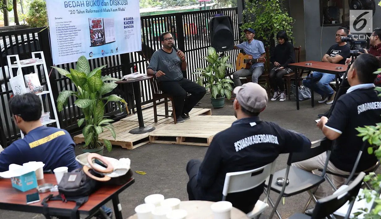 Suasana acara bedah buku dan diskusi bertajuk “20 Tahun Reformasi di Mata Kaum Muda” di Jakarta, Sabtu (5/5). Acara tersebut mengulas pandangan mengenai peran generasi muda Indonesia sebagai insan penerus bangsa. (Liputan6.com/Immanuel Antonius)