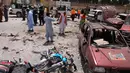 Personel keamanan berjaga di lokasi serangan bom bunuh diri di Quetta, Pakistan, Rabu (25/7). ISIS telah mengklaim bertanggung jawab atas serangan bom bunuh diri itu. (AP Photo/Arshad Butt)