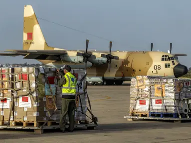 Paket bantuan kemanusiaan yang ditujukan untuk warga Palestina di Jalur Gaza terlihat di landasan pacu sebelum dimuat ke pesawat angkut militer C-130 Hercules Angkatan Udara Kerajaan Maroko di Pangkalan Udara Kenitra di utara Rabat pada 2 Agustus 2025. (Abdel Majid BZIOUAT/AFP)