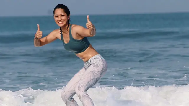 Surfing Bareng, Ini 6 Potret Seru Prisia Nasution dan Suami Liburan