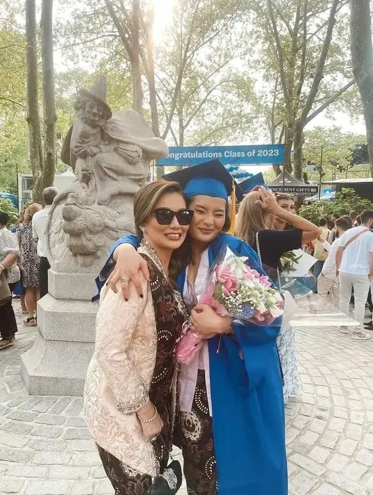 Sekedar informasi, Zahwa dan Aaliyah merupakan anak Reza Artamevia pernikahannya dengan Adjie Massaid. Demi sang buah hati, penyayi kelahiran Jakarta 47 tahun silam itu terbang ke New York demi mendampingi putri sulungnya wisuda. [Instagram/aaliyah.massaid/rezaartameviaofficial]