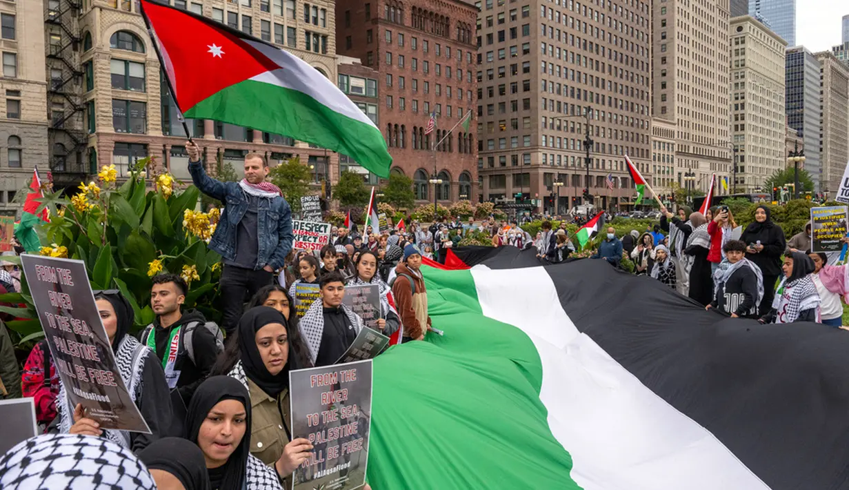 Banyak yang mengibarkan bendera Palestina atau mengenakan keffiyeh, syal kotak-kotak hitam putih yang melambangkan solidaritas Palestina. (Tyler Pasciak LaRiviere/Chicago Sun-Times via AP)