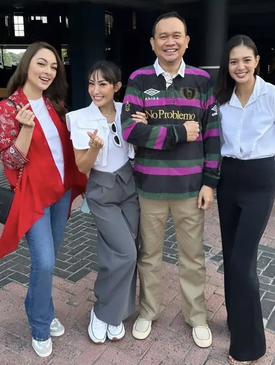 Cak lontong tampil dengan atasan lengan panjang dipadukan celana earth tone. Lalu dr. Reisa tampil mengenakan outer batik merah dipadu celana denim. [Instagram/@reisabrotoasmoro]