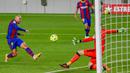 Pemain Barcelona, Martin Braithwaite, melepaskan tendangan ke gawang Real Sociedad pada laga Liga Spanyol di Stadion Camp Nou, Kamis (17/12/2020). Barcelona menang dengan skor 2-1. (AP/Joan Monfort)