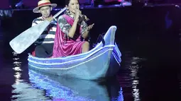 Maudy Ayunda menyanyi di atas perahu saat tampil dalam Grand Launch Vivo V15 Go Up di Taman Air Mancur Sri Baduga, Purwakarta, Jawa Barat, Selasa (5/3). Perahu dayung tersebut menjadi panggung kecil bagi Maudy. (Fimela.com/Bambang E Ros)