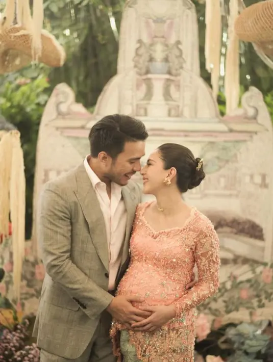 Jessica Mila baru saja melangsungkan 7 bulanan dengan adat Batak. Ia tampil memukau mengenakan kebaya brokat berpayet warna peach dengan model kerah heart neck. Yakup Hasibuan tampil dengan setelan jas abu-abu dipadukan inner kemeja pink. [@jscmila]