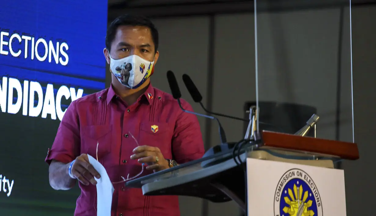 <p>Pensiunan bintang tinju dan senator Filipina Manny Pacquiao mengajukan sertifikat pencalonannya untuk pemilihan presiden tahun depan di hadapan Komisi Pemilihan Umum, Sofitel Harbour Garden Tent, Manila, Filipina, Jumat (1/10/2021). (Jam Sta Rosa/Pool Photo via AP)</p>