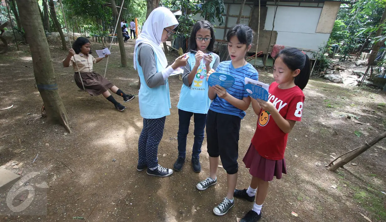 Siswa dan siswi SD mengikuti acara Aksi Cinta Lingkungan di Sungai Ciliwung, Jakarta, Rabu (21/12). Kegiatan yang diadakan oleh Palyja bertujuan mengajak siswa agar menjaga kelestarian alam dan ketersediaan air bersih. (Liputan6.com/Immanuel Antonius)