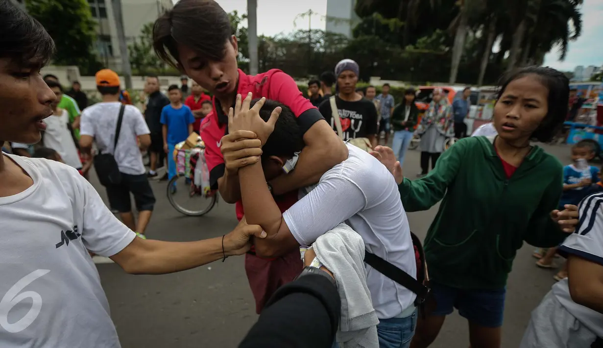 Seorang pria dibekuk usai kepergok mencopet saat car free day di kawasan Bundaran HI, Jakarta, Minggu (15/1). Pria bernama Rio itu kepergok saat mengambil ponsel seorang pengunjung CFD. (Liputan6.com/Faizal Fanani)