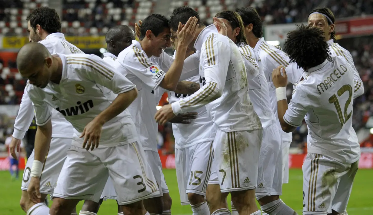 Keberhasilan tersebut membuat El Real menjadi tim pertama yang berhasil mengoleksi poin 100 di ajang La Liga. Sebuah prestasi yang mendapatkan apresiasi luar biasa dari penikmat La Liga. (AFP/Miguel Riopa)
