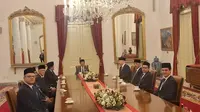 Presiden Joko Widodo atau Jokowi melakukan pertemuan dengan Presiden Federasi Sepak Bola Dunia (FIFA) Gianni Infantino di Istana Negara Jakarta, Jumat (10/11/2023).