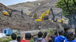 Insiden yang terjadi pada Minggu 8 Maret 2026, mengakibatkan setidaknya lima orang meninggal dunia tertimbun material longsoran di lokasi kejadian. Tampak dalam foto, tim penyelamat menggunakan alat berat untuk mencari korban longsor di Tempat Pembuangan Sampah Terpadu (TPST) Bantargebang, Bekasi, Jawa Barat, pada 9 Maret 2026. (BAY ISMOYO/AFP)