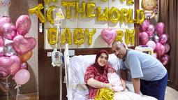 Jeffry Geovani, Suami Aisyahrani, dengan siaga menemani sang istri di rumah sakit. Ia juga tak mau kalah untuk berpose dengan sang putri. (Foto: Instagram/@syh55)