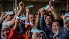 Presiden Joko Widodo (tengah) berfoto bersama para pekerja usai penyerahan Kartu Indonesia Sehat (KIS) untuk pekerja di PT Dok dan Perkapalan Kodja Bahari, Cilincing, Jakarta, Selasa (28/4/2015). (Liputan6.com/Faizal Fanani)