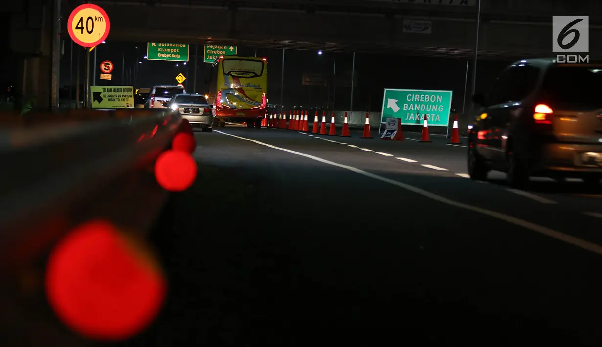 Sejumlah kendaraan menunggu jalan dibuka di ruas Tol Trans Jawa Kilometer 262, Brebes, Jawa Tengah, Jumat (31/5/2019). Dampak dari penutupan satu arah selama arus mudik membuat pengendara yang akan menuju ke Jakarta dialihkan melalui Jalur Pantura. (Liputan6.com/Herman Zakharia)