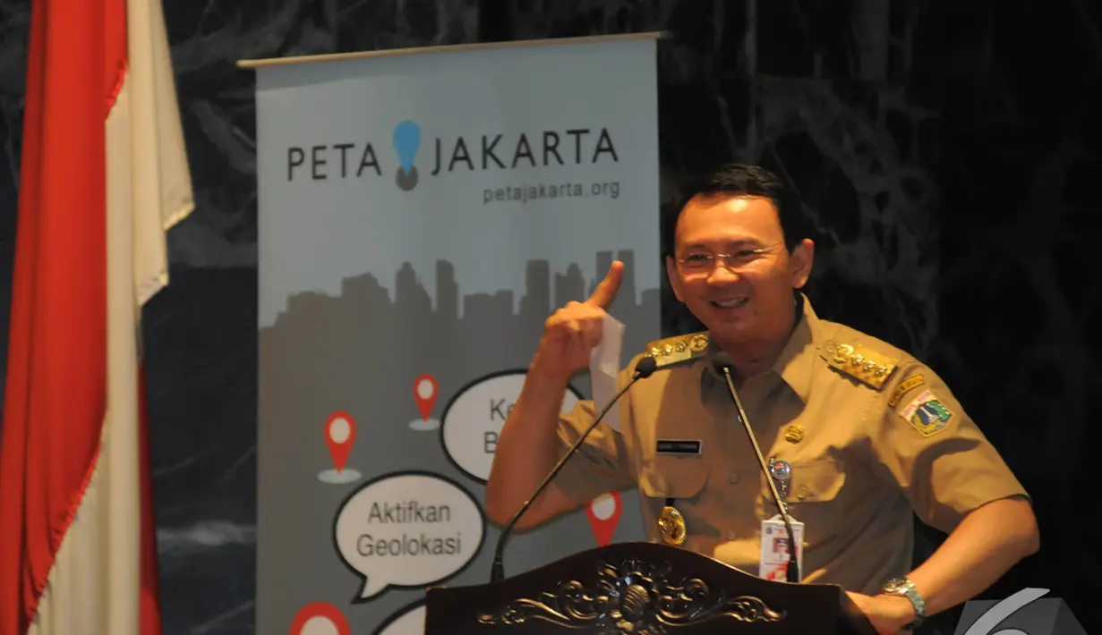 Gubernur DKI Jakarta Basuki Tjahaja Purnama menjelaskan Program aplikasi PetaJakarta.org sebagai upaya untuk penanggulangan Banjir, Jakarta, Selasa (2/12/2014). (Liputan6.com/Herman Zakharia)
