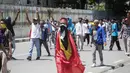 Massa yang terdiri dari mahasiswa dari berbagai universitas melakukan aksi unjuk rasa di sebuah jalan di Dili, Timor Leste, pada 16 September 2025. (VALENTINO DARIELL DE SOUSA/AFP)