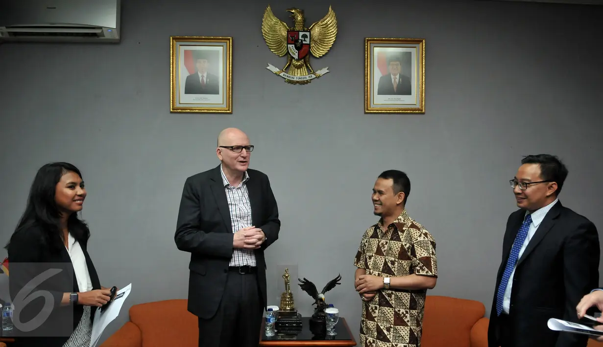 Duta Besar Australia untuk Indonesia Paul Grigson (Kiri) bertemu dengan ketua komisi I DPR RI Mahfudz Siddiq (tengah), Jakarta, Rabu (21/10/2015). Pertemuan tersebut membahas isu-isu terkini dan hubungan bilateral kedua negara. (Liputan6.com/JohanTallo)