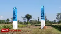 Dua batu nisan raksasa dengan tinggi 10 meter yang menuai protes warga yang dibuat Nur Bintaos. (TIMES Indonesia/Dicko W)