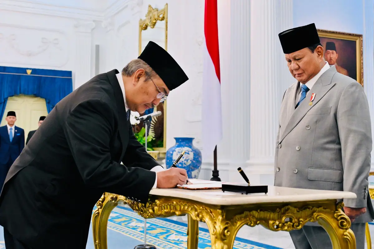 Presiden Prabowo Subianto melantik Jimly Asshiddiqie sebagai Ketua Komisi Reformasi Polri di Istana Negara.