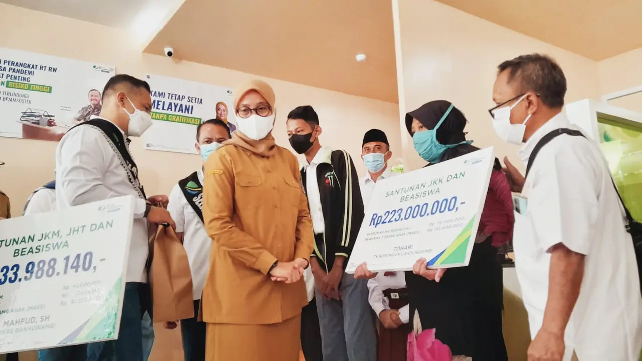 Bupati Banyuwangi Ipuk Fiestiandani serahkan santunan kepada ahli waris penambang blerang yang tewas di kawah Ijen (Istimewa)