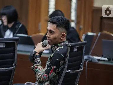 Mario Dandy Satriyo saat memberi kesaksian pada kasus dugaan gratifikasi dan tindak pidana pencucian uang (TPPU) dengan terdakwa Rafael Alun Trisambodo di Pengadilan Tipikor Jakarta, Senin (6/11/2023). (Liputan6.com/Faizal Fanani)