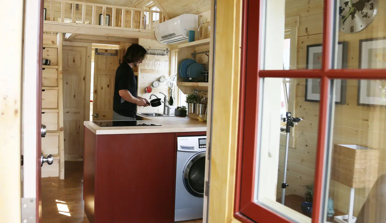 Guillaume Dutilh, menjalani aktivitas di rumah mungil Tumbleweed dengan merk Cypress 24, Colorado, Senin (4/8/14). (REUTERS/Rick Wilking) 