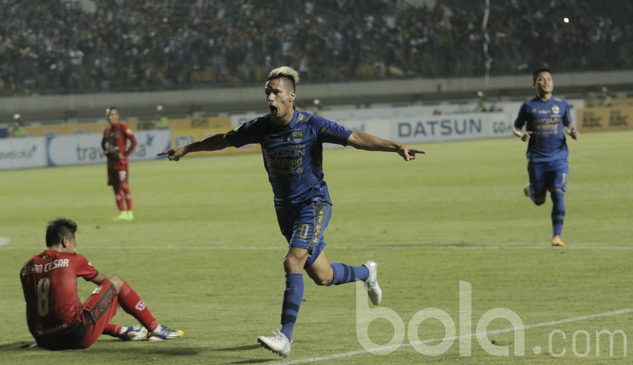 Gelandang Persib, Raphael Maitimo, melakukan selebrasi usai mencetak gol ke gawang Persiba pada laga lanjutan liga 1 Indonesia di Stadion GBLA, Bandung, Minggu (11/6/2017). Persib menang 1-0. (Bola.com/M Iqbal Ichsan)