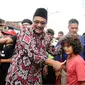 Cawagub petahana, Djarot Syaiful Hidayat menyalami seorang anak saat sosialisasi di kawasan Pademangan VIII, Jakarta, Kamis (23/3). Selain sosialisasi dengan warga, Djarot juga menyerap keluhan warga sekitar. (Liputan6.com/Helmi Fithriansyah)  