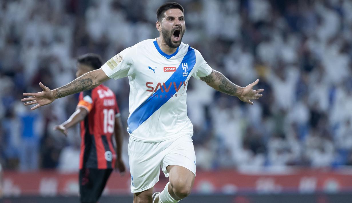 Selebrasi striker Al Hilal, Aleksandar Mitrovic setelah menjebol gawang Al Raed pada laga Saudi Pro League 2023/2024 di King Abdullah Stadium, Buraydah (24/8/2023). Aleksandar Mitrovic harus berpisah dengan Fulham setelah memutuskan bergabung dengan klub Arab Saudi, Al Hilal. Al Hilal menebusnya dengan nilai transfer 52,6 juta euro atau setara Rp868 miliar dengan durasi kontrak selama 3 tahun hingga 30 Juni 2026. (AFP)