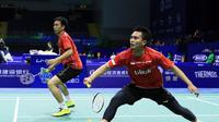 Pasangan Hendra Setiawan/Mohammad Ahsan menyumbang poin dalam kemenangan tim Thomas Indonesia atas Hong Kong pada penyisihan Grup B Piala Thomas 2016 di Kunshan, Tiongkok, Minggu (15/5/2016). (Liputan6.com/Humas PB PBSI)