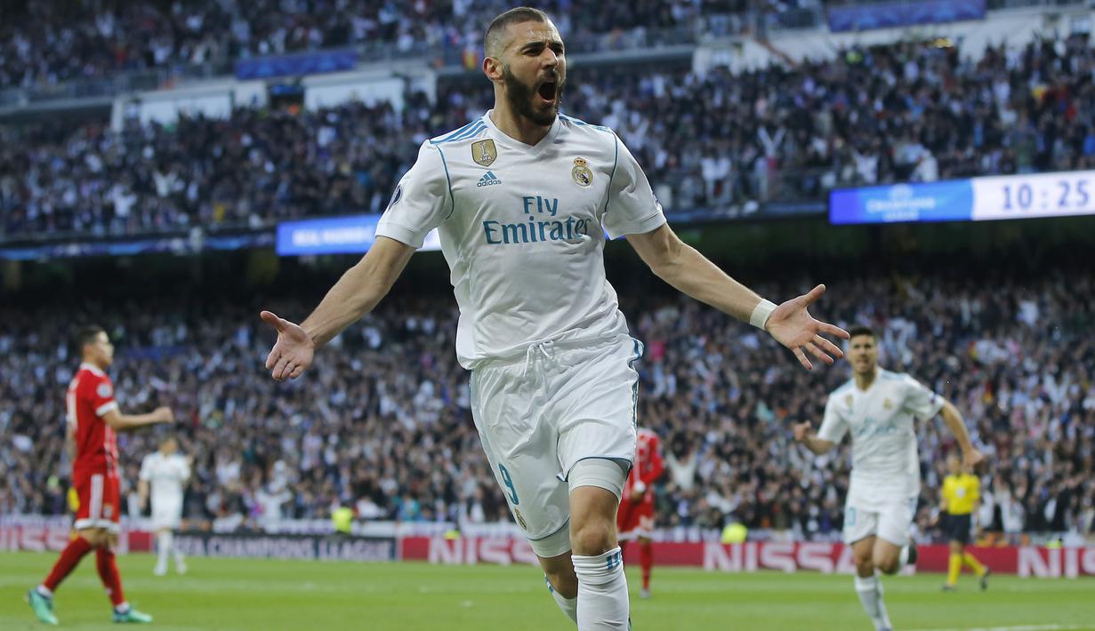 Penyerang Real Madrid, Karim Benzema merayakan golnya ke gawang Bayern Munchen pada leg kedua semifinal Liga Champions di Santiago Bernabeu stadium, Madrid, (1/5/2018). Madrid bermain imbang 2-2. (AP/Paul White)