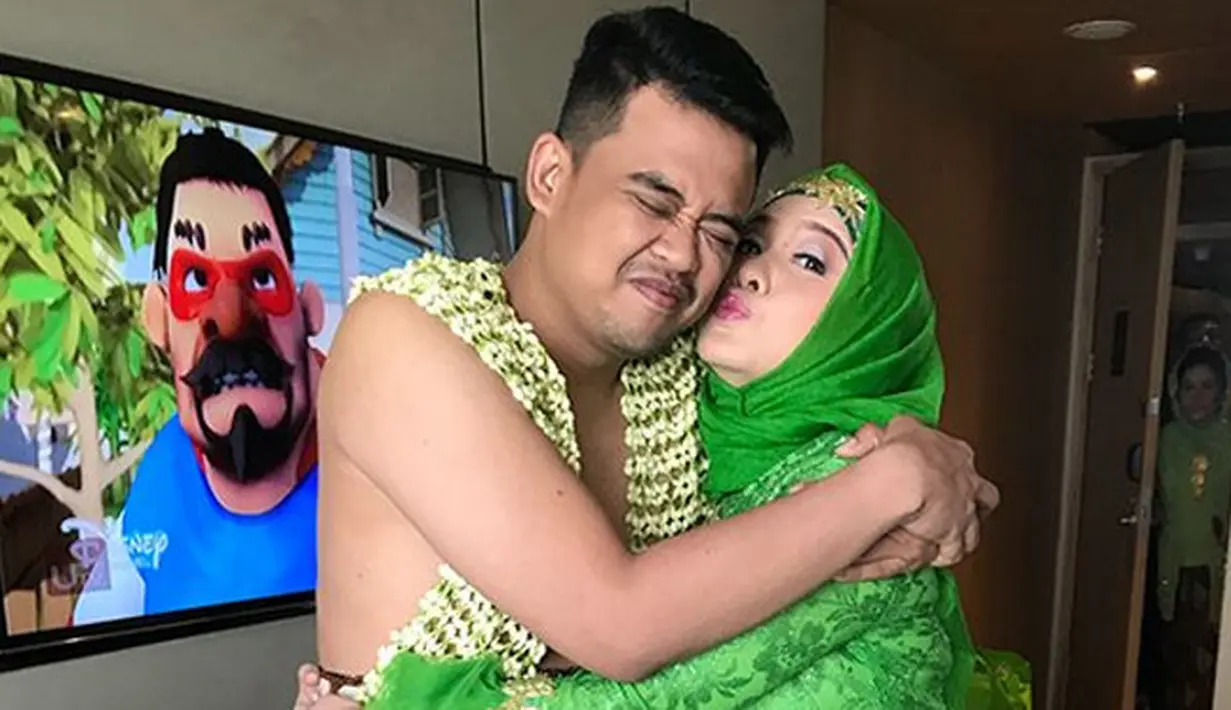 Seperti dalam foto ini, di hari saat dirinya menjalani prosesi siraman, Bobby berpelukan erat dengan sang kakak, Poppy Dewinta. Bobby yang memakai roncean kembang melati, serta Poppy cantik dengan kebaya hijaunya. (Instagram/poppydewinta)