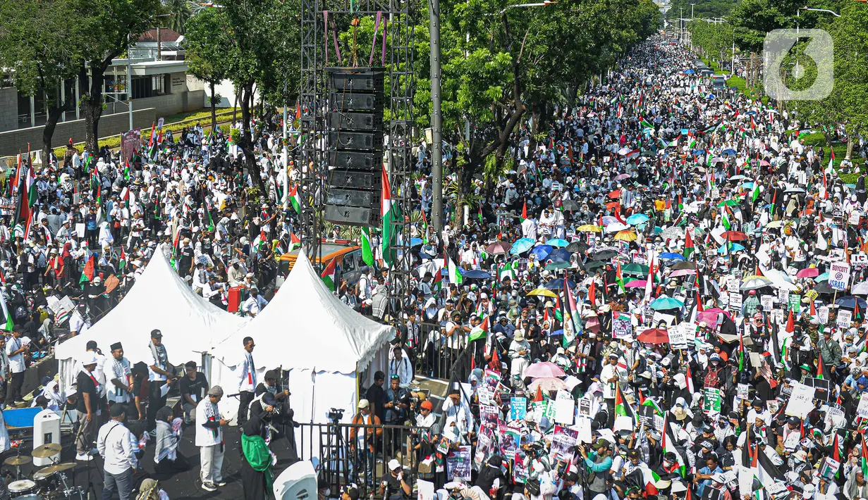 Ratusan warga yang tergabung dari Majelis Ormas Islam (MOI) menggelar aksi damai bela Palestina di depan kantor Kedutaan Besar (Kedubes) Amerika Serikat, Jakarta, Minggu (17/12/2023). (Liputan6.com/Faizal Fanani)