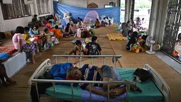 Sementara, lebih dari 35.000 orang terpaksa mengungsi dari rumah mereka. (Lillian SUWANRUMPHA/AFP)