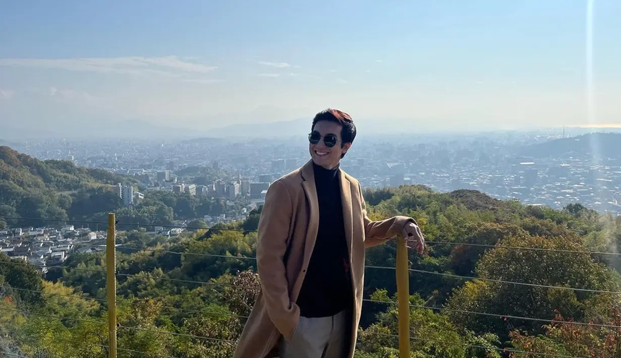 Tengah menjalani syuting sinetron terbaru, tak sedikit para penggemar yang penasaran akan karakter yang diperankan oleh Junior Roberts. Terlebih, dirinya beserta beberapa artis muda lainnya juga menjalani syuting di Jepang. (Liputan6.com/IG/@juniorrobertss)